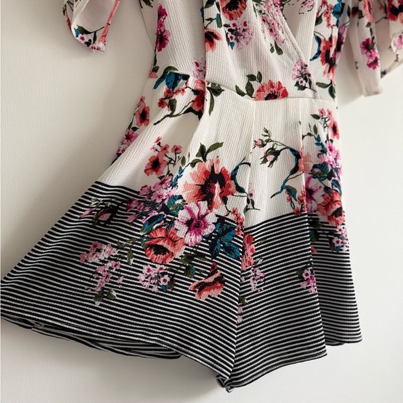 Floral Romper Women’s V-Neck Short Sleeve Boho Summer Romper Size XS/S - Picture 6 of 13